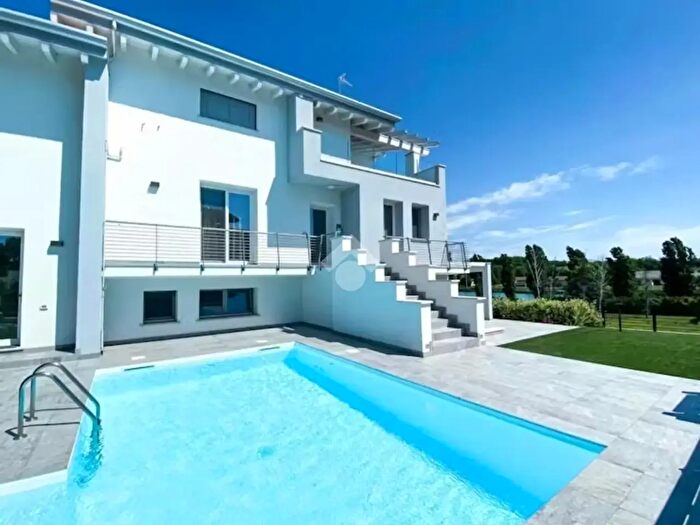 Casa con 12 locali in vendita in Via Casa Otello, Peschiera Del Garda