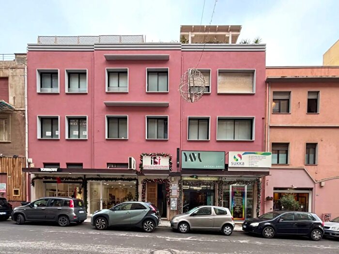 Appartamento con 10 locali in vendita in Via Alghero, Cagliari