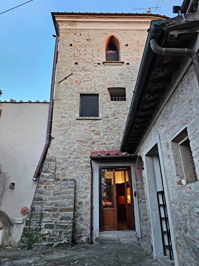 Casa con 8 locali in vendita in Rufina