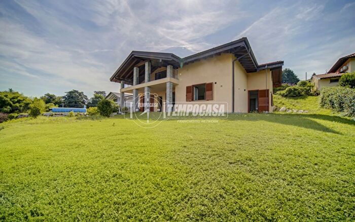 Casa con 5 locali in vendita in Via Cascina Cassinello, Azzate