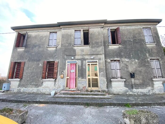 Casa con 10 locali in vendita in Via Arginelli, Adria