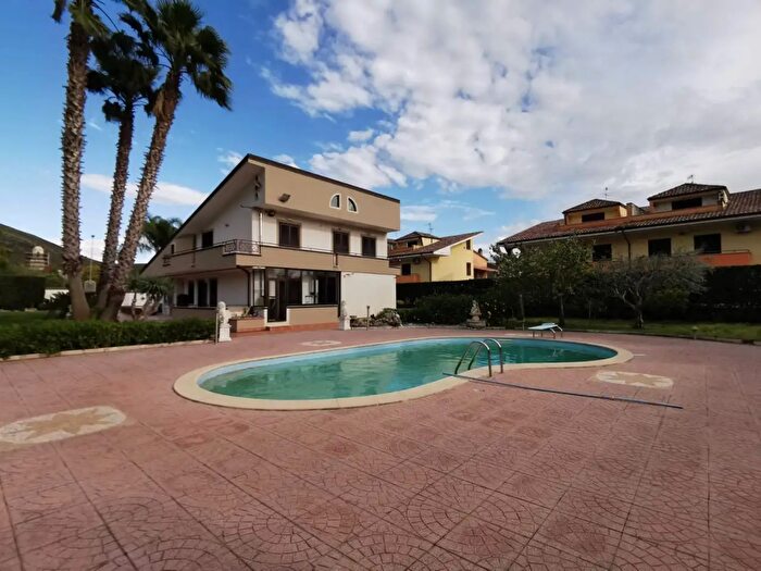 Casa con 6 locali in vendita in Via Madonna degli Angeli, Bellona