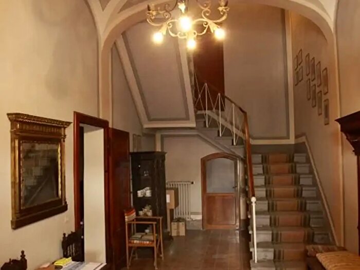 Casa con 10 locali in vendita in Cascina