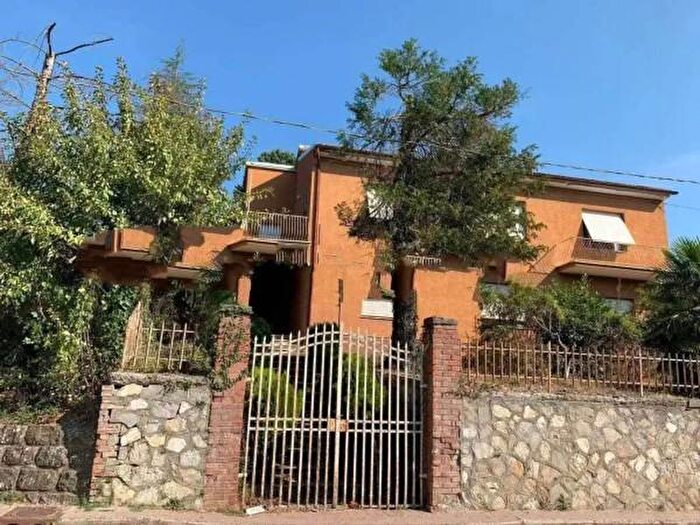 Casa con 6 locali in vendita in Via Pietro da Cortona, Cortona
