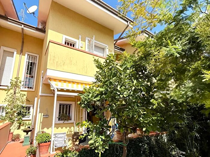 Casa trilocale in vendita in Le Roma, Massa