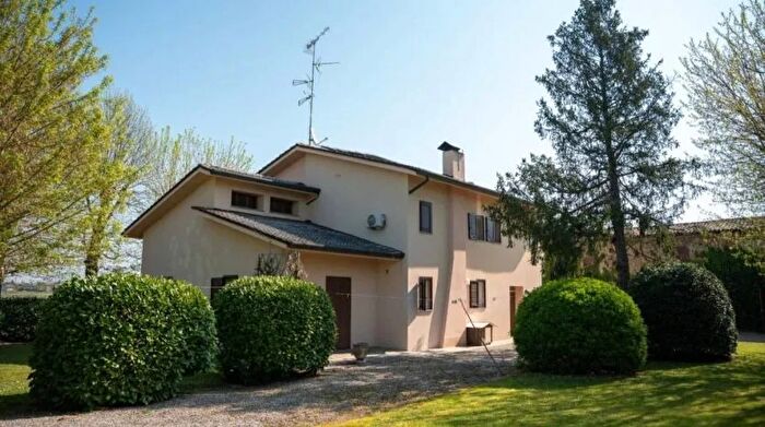Casa con 9 locali in vendita in Via Minelli Cento Ferrara Frazioni Nord, Cento
