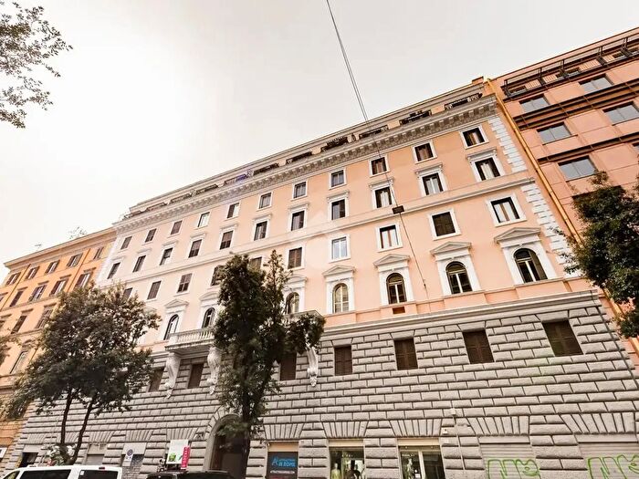 Appartamento con 5 locali in vendita in Via Conte Verde, Roma