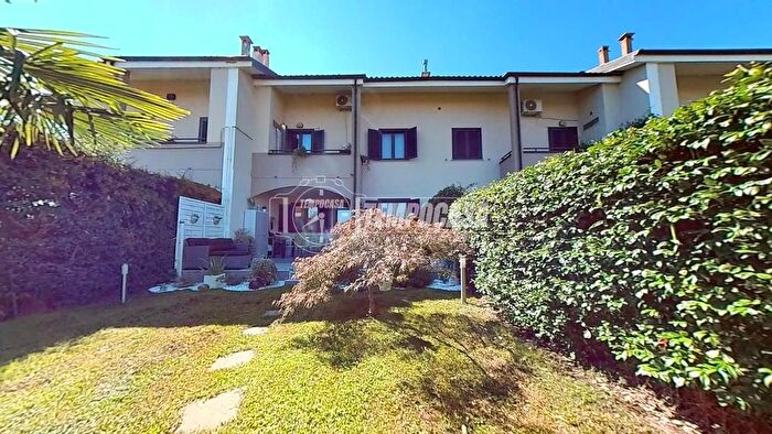 Casa con 6 locali in vendita in Viale Sandro Pertini, Robassomero