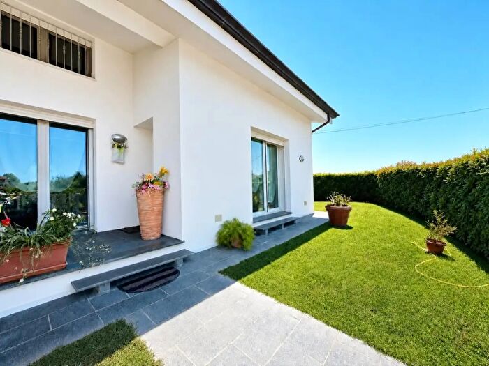 Casa con 7 locali in vendita in dei Marzi, Lucca