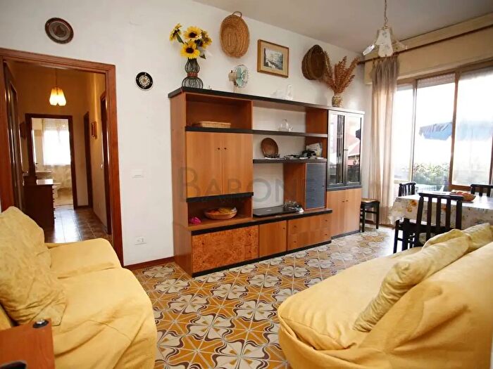 Appartamento trilocale in vendita in Viale delle Pinete, Carrara