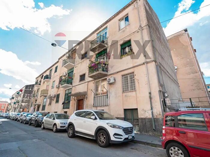 Appartamento trilocale in vendita in Via Faraci, Catania