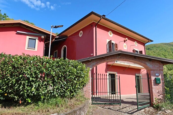 Casa con 5 locali in vendita in Bagnone