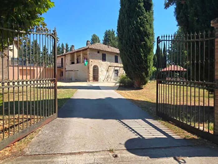 Casa con 11 locali in vendita in Via Colleferretto, Spoleto