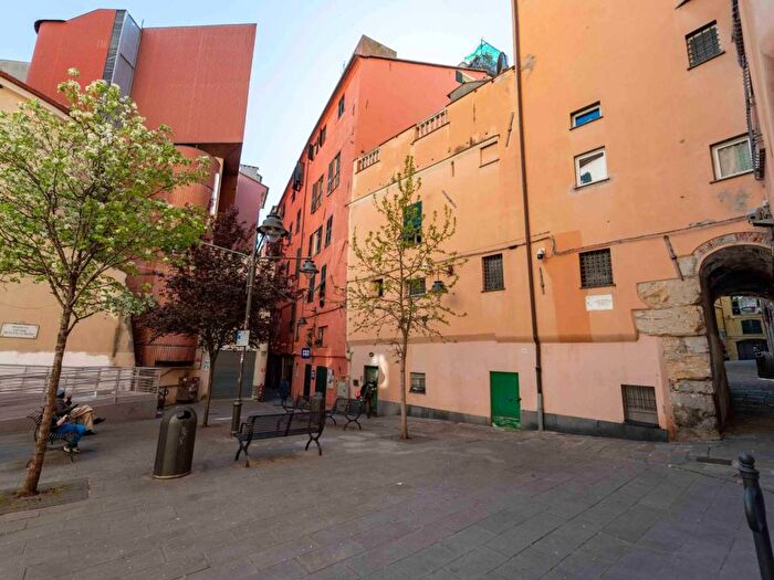 Appartamento trilocale in affitto in Vico di Santa Fede, Prè, Genova