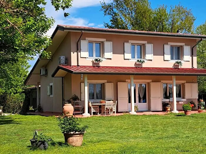 Casa con 6 locali in vendita in Viareggio