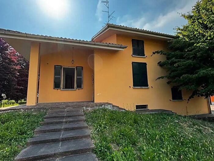 Casa con 15 locali in vendita in Guastalla