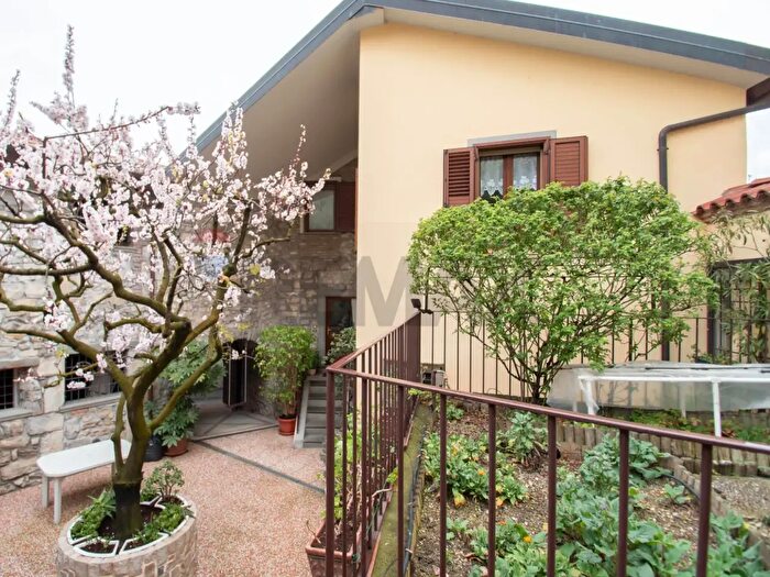 Casa con 5 locali in vendita in Via Siviano, Monte Isola
