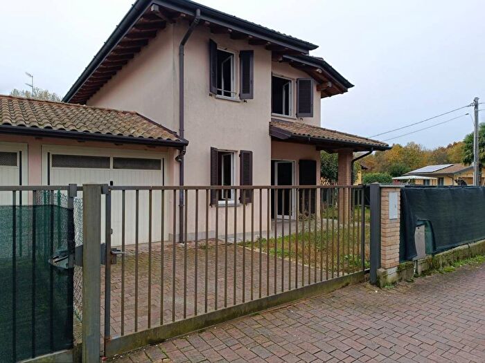 Casa quadrilocale in affitto in Via Stazione, Casale Litta