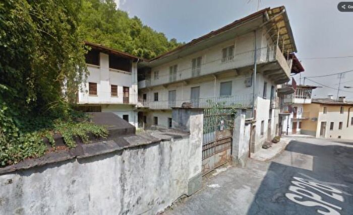 Casa con 6 locali in vendita in Frazione Calcinere Inferiore, Paesana