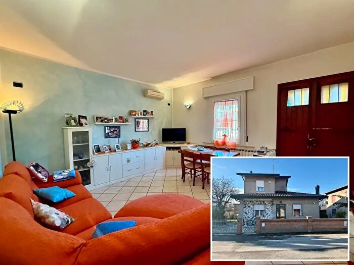 Casa con 8 locali in vendita in Via Treves, Argenta