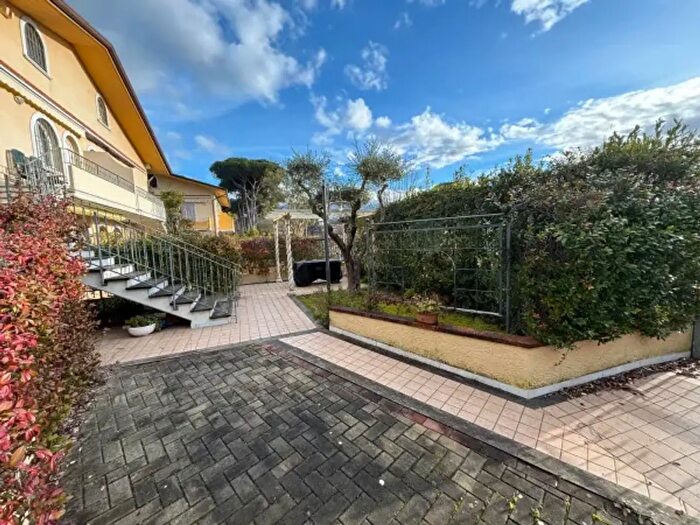 Appartamento trilocale in vendita in Via Gioacchino Rossini, Massa