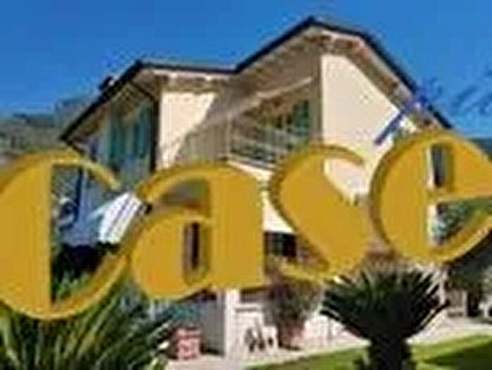 Casa con 9 locali in vendita in Camaiore