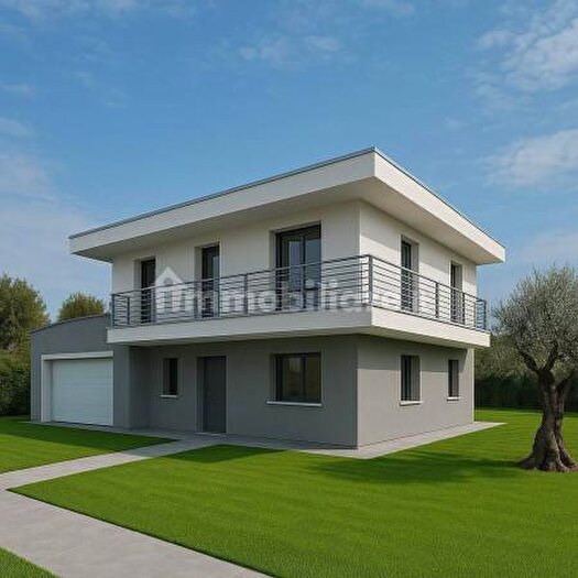 Casa quadrilocale in vendita in Via Maggio, Valmorea