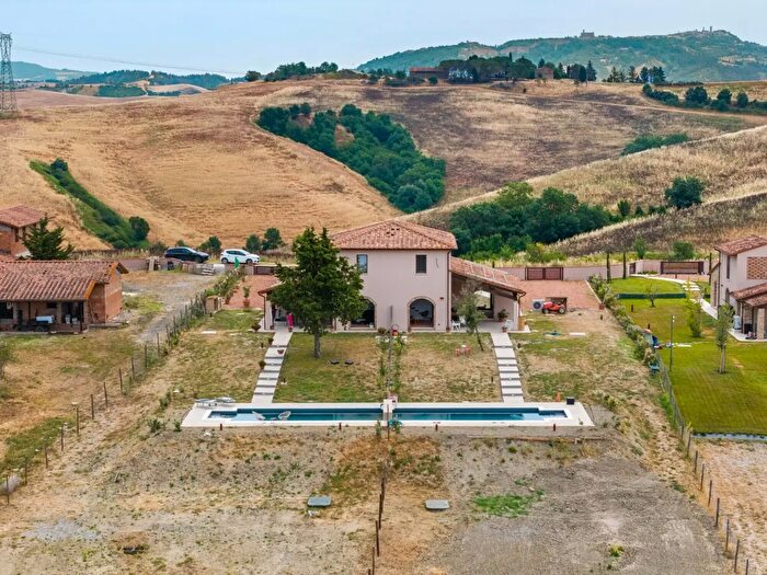 Casa con 5 locali in vendita in Lajatico