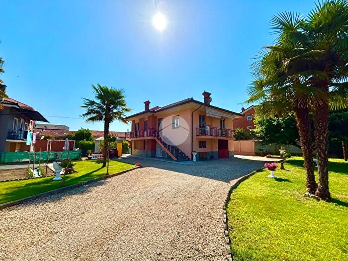 Casa con 6 locali in vendita in Via Sestriere, None