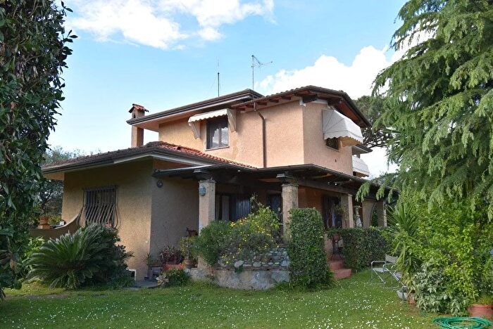 Casa con 10 locali in vendita in Via Don Giovanni Minzoni, Forte Dei Marmi