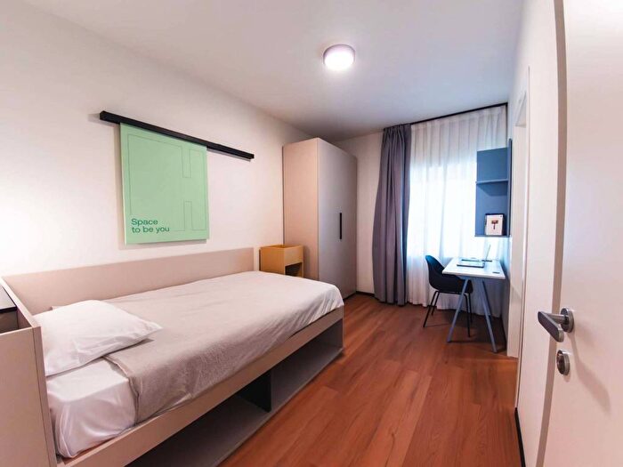 Appartamento con 6 locali in affitto in Via Tucidide, Ortica, Milano