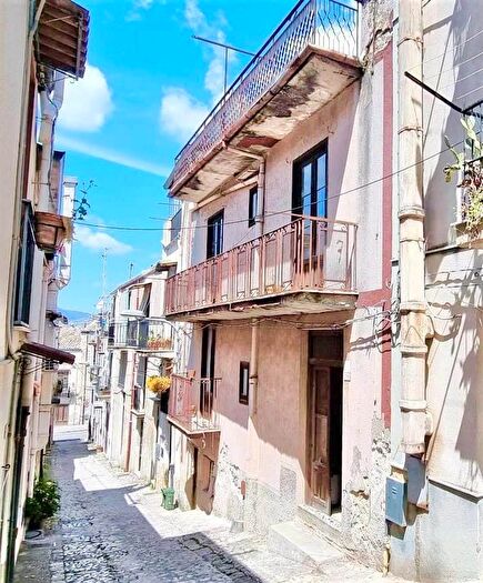 Casa con 8 locali in vendita in Chiusa Sclafani