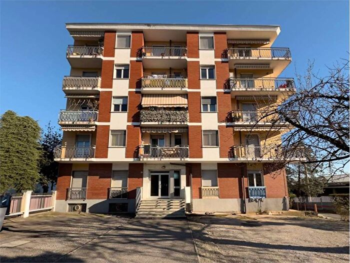 Appartamento quadrilocale in affitto in Via Mazzini, Ternate