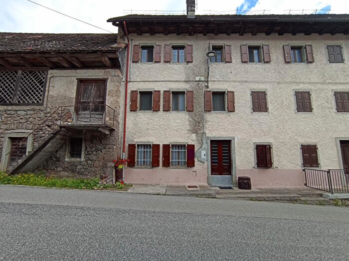 Casa con 6 locali in vendita in Prato Carnico