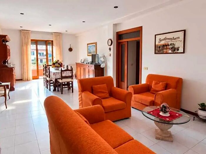 Appartamento con 8 locali in vendita in Via Serraia, Rapolano Terme