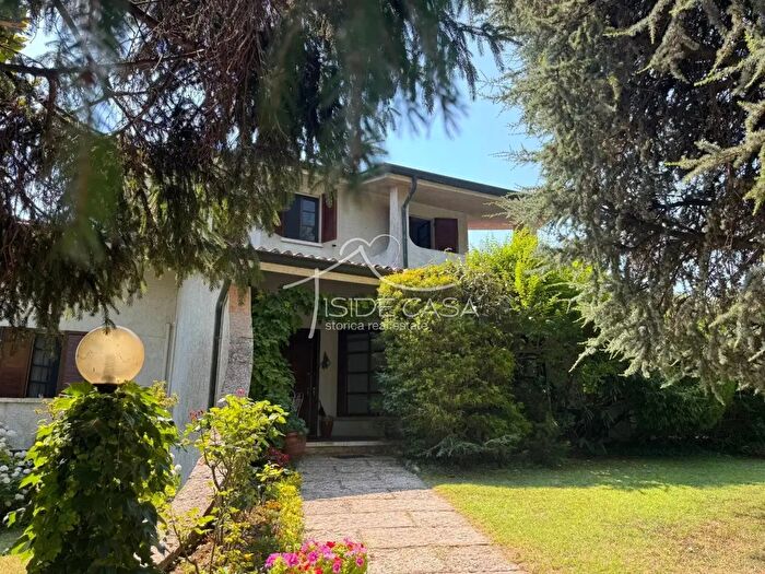Casa con 8 locali in vendita in Curtatone