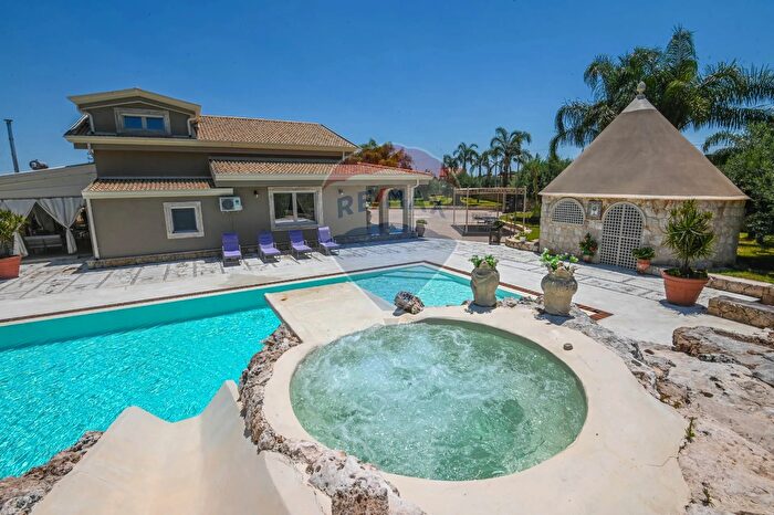 Casa con 10 locali in vendita in Melilli