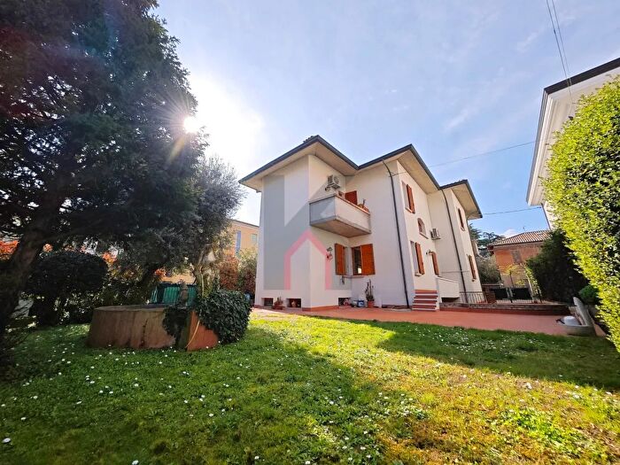 Casa con 7 locali in vendita in Via Archimede Mellini, Forli