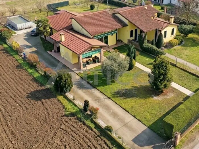 Casa con 6 locali in vendita in Via Volturno Ro, Rovigo