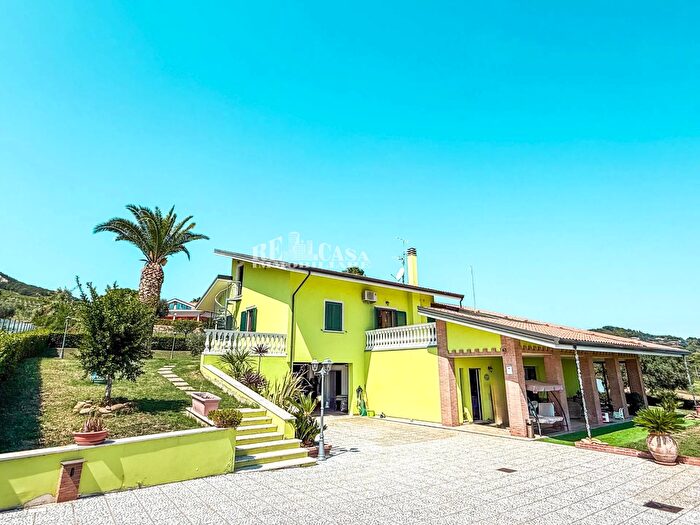 Casa con 5 locali in vendita in Martinsicuro