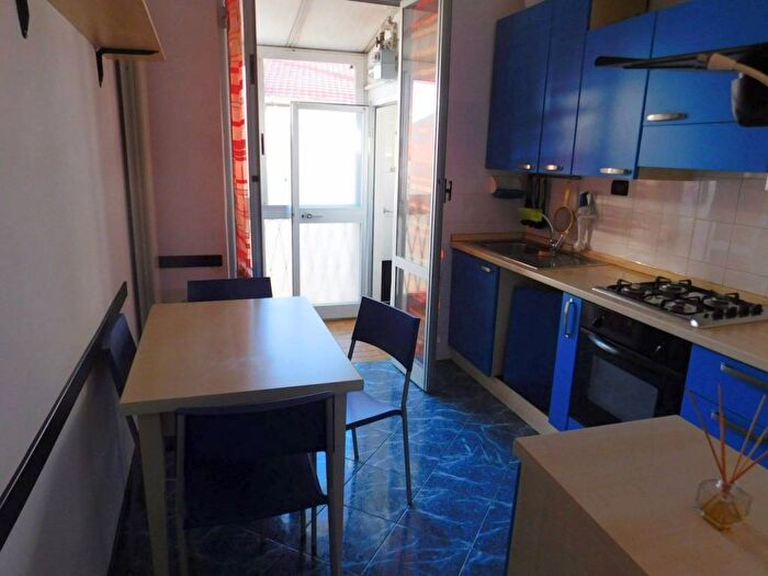 Appartamento trilocale in affitto in Via Filippo Busserio, Centro Storico, Savona