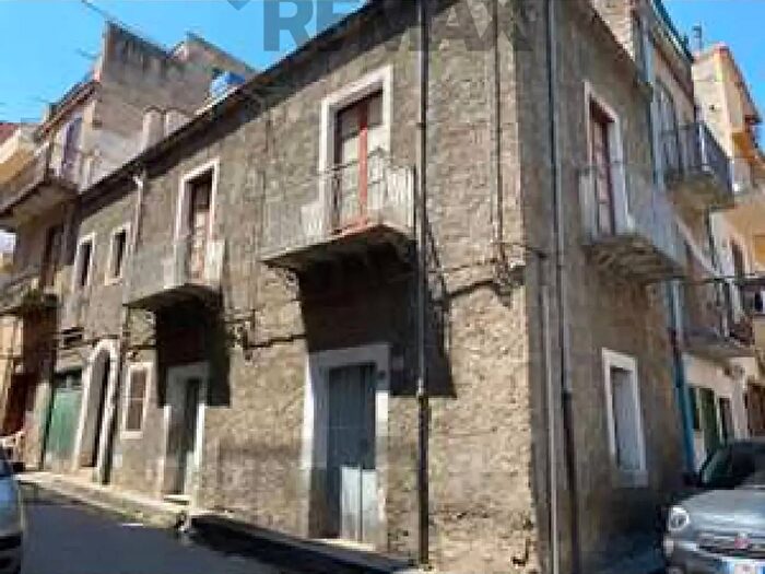 Casa con 8 locali in vendita in Via Oliveto II Snc, SantAgata Di Militello