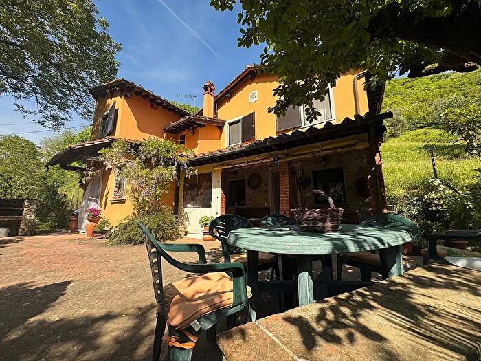 Casa con 6 locali in vendita in Via di Presentino, Cantagallo