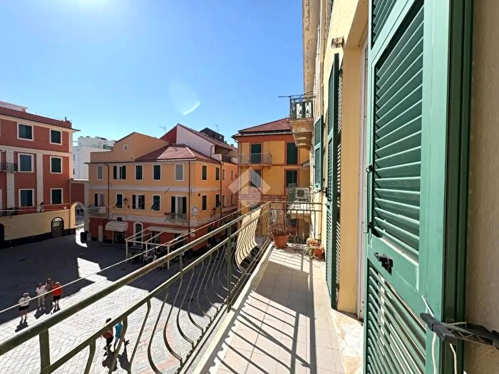 Appartamento quadrilocale in vendita in Piazza Rocca, Loano