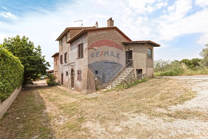 Casa con 7 locali in vendita in Strada Chiesa Nuova, Viterbo