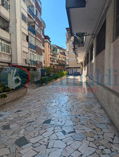 Appartamento con 5 locali in vendita in Viale dei Pianeti, Napoli