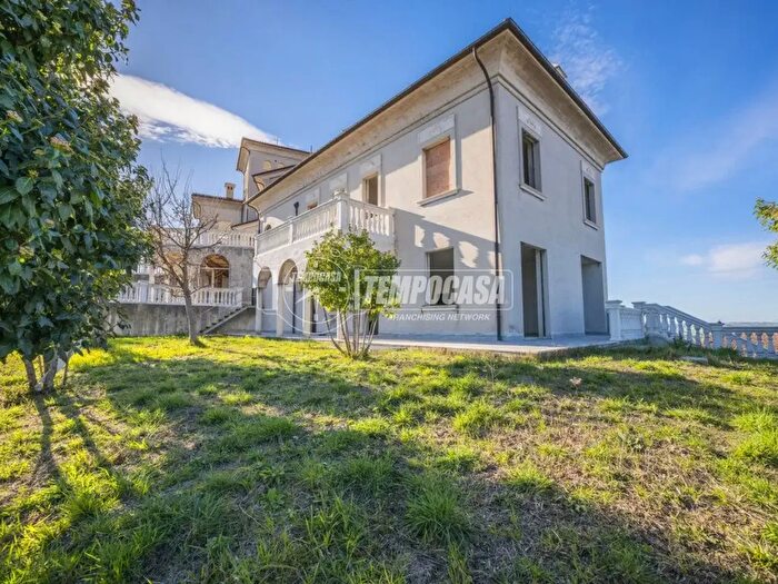 Casa con 20 locali in vendita in Monte San Giusto