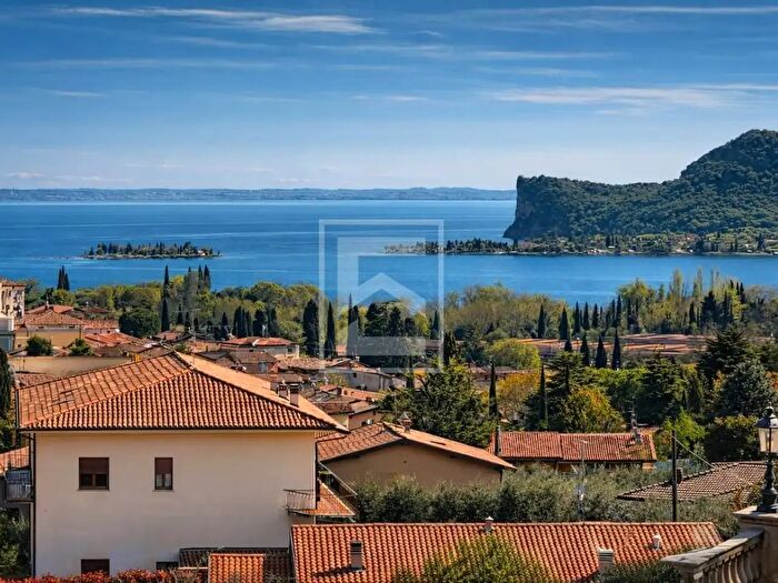 Casa con 5 locali in vendita in San Felice Del Benaco