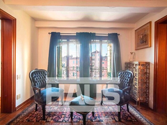 Appartamento con 6 locali in affitto in Campo Santo Stefano, San Marco, Venezia