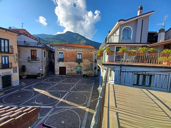 Casa con 6 locali in affitto in Piazza Umberto I, Centro, Stella Cilento
